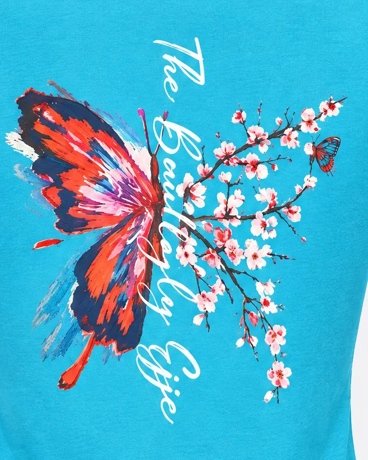 Acercamiento a la mariposa pintada a pincel y la rama de flores de cerezo.