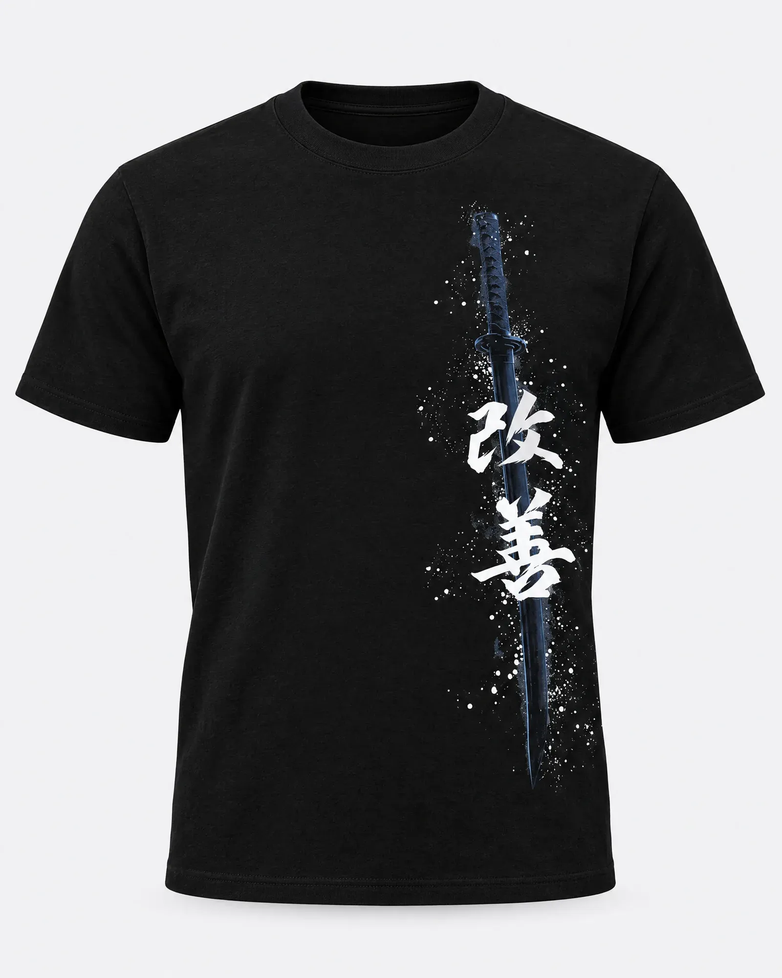 Frente de una playera negra con una katana vertical y los kanjis blancos 改善 sobre ella, con salpicaduras de pintura.