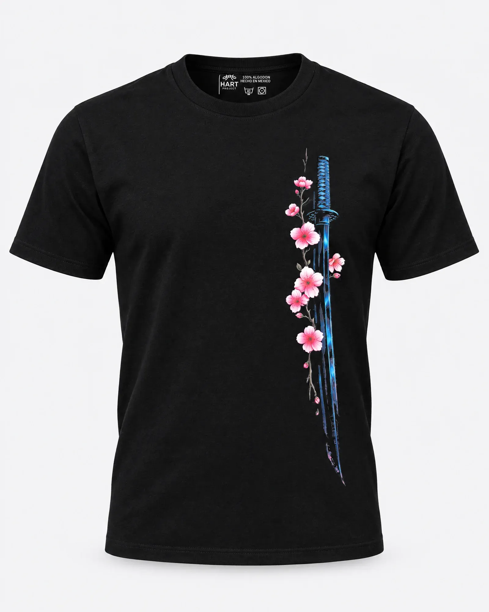 Frente de una playera negra con una katana azul vertical acompañada de una rama de flores de cerezo rosas.
