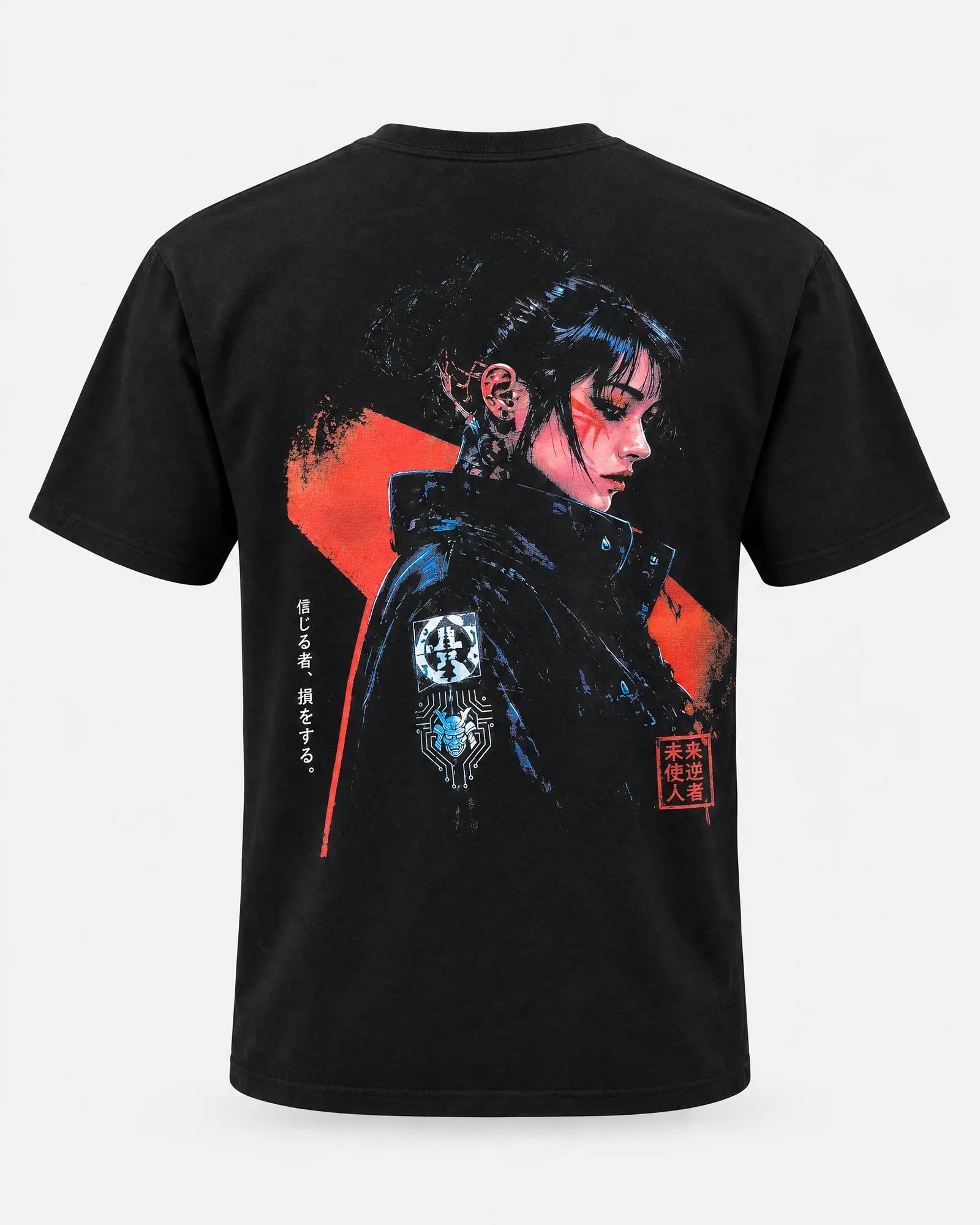 Espalda de una playera negra con la ilustración de una samurái cyberpunk de perfil sobre una franja roja.