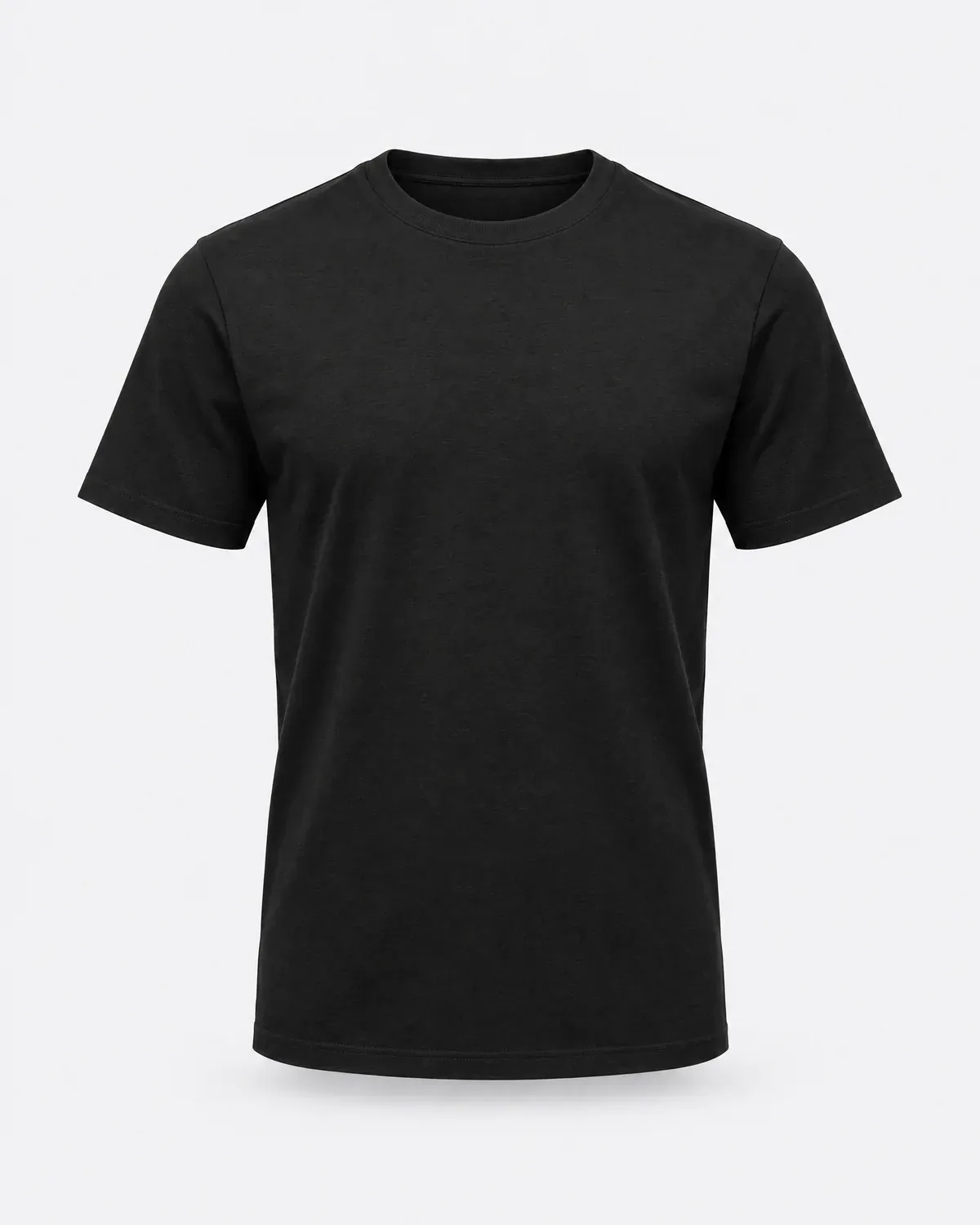 Playera negra de corte regular, vista de frente.