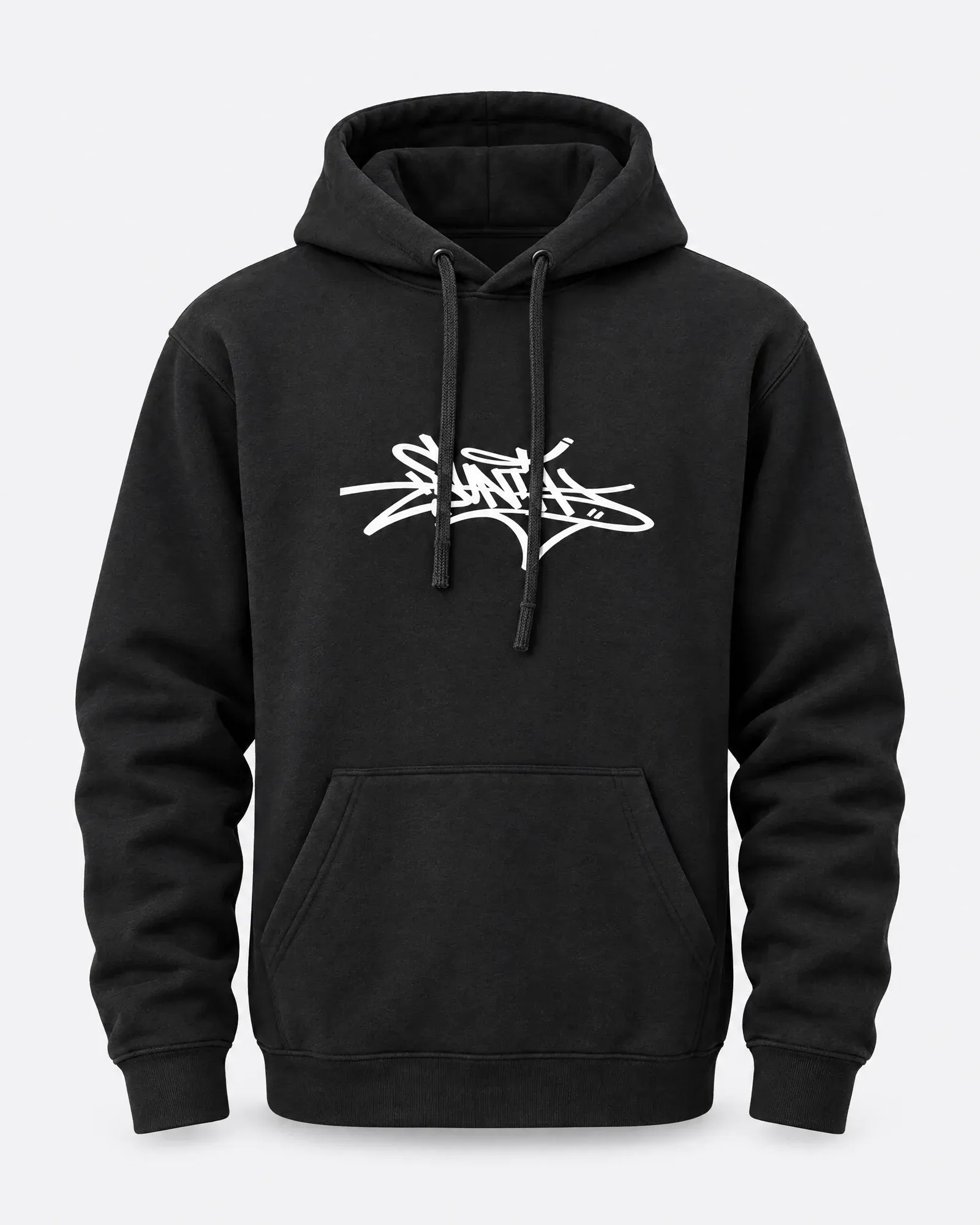 Frente de una sudadera negra con capucha y una firma de graffiti en blanco al centro del pecho.