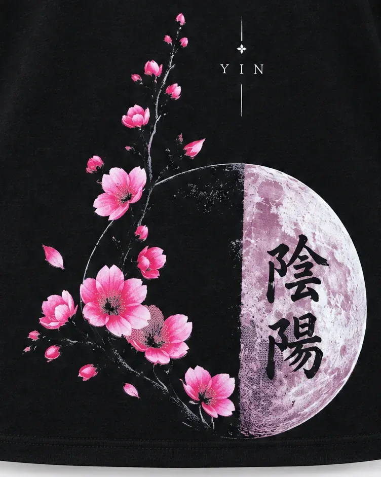 Acercamiento a la luna con los kanjis 陰陽 y las flores de cerezo.