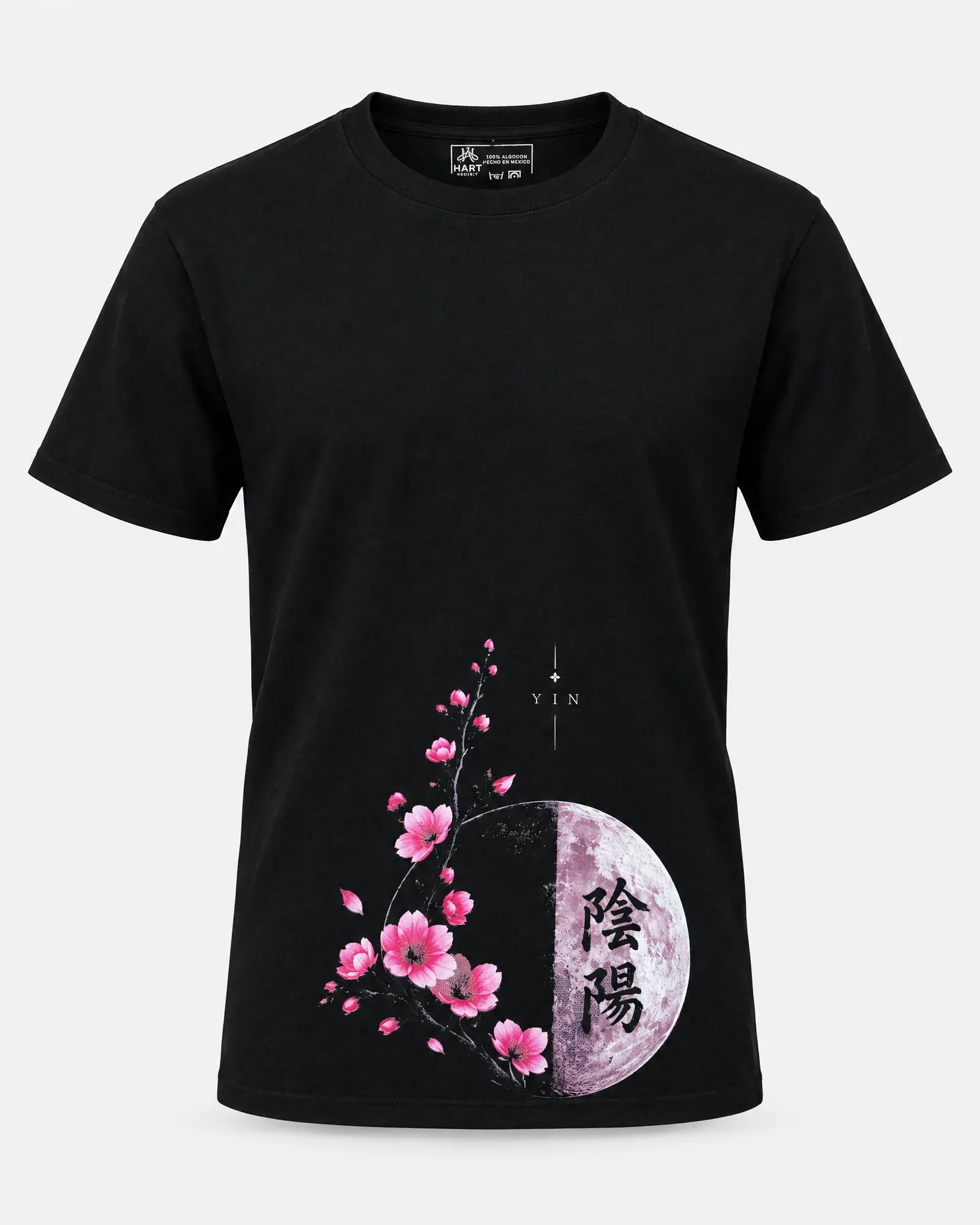 Frente de una playera negra con una luna mitad negra y mitad rosa pálido, los kanjis 陰陽 y una rama de flores de cerezo.